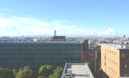 近畿大学東大阪キャンパスから見える初秋の空